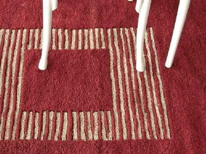 Tappeto geometrico realizzato su telaio in legno, con l’utilizzo di lana filata a mano e tinta con colori vegetali Burano 04 di Sartori Rugs