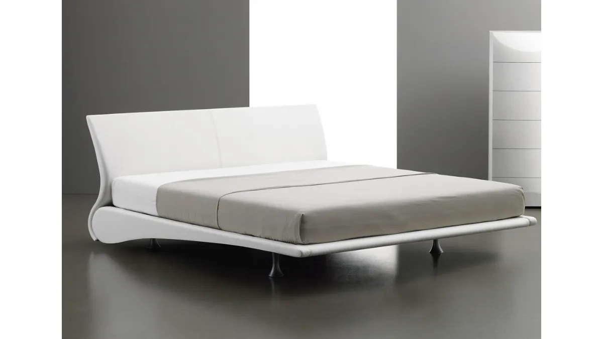 Letto matrimoniale di design in pelle con testiera ergonomica Volos di Majerna Letti