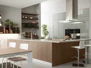 Cucina Moderna in rovere e laccato lucido con penisola Aura 04 di Mobilegno