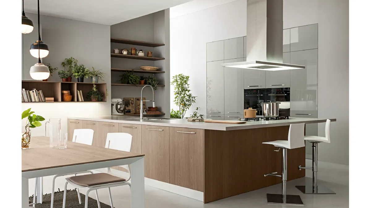 Cucina Moderna in rovere e laccato lucido con penisola Aura 04 di Mobilegno