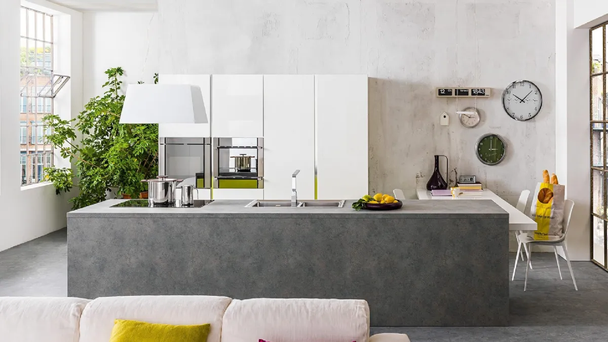 Cucina con penisola Moderna Mia 12 in laccato lucido e laminato di Mobilegno